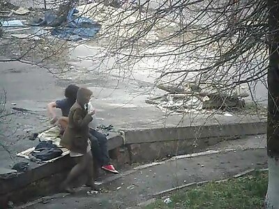Et sødt udyr masserer nu hendes sieviete meklē vīrieti seksam fisse med fingrene.