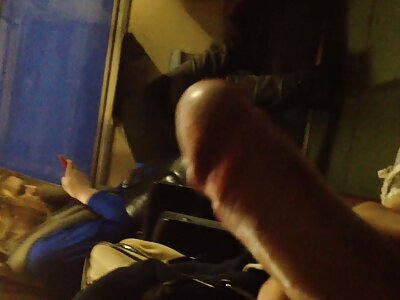 En pige foran et sieviete meklē vīrieti seksam webcam sætter fingrene i skeden.